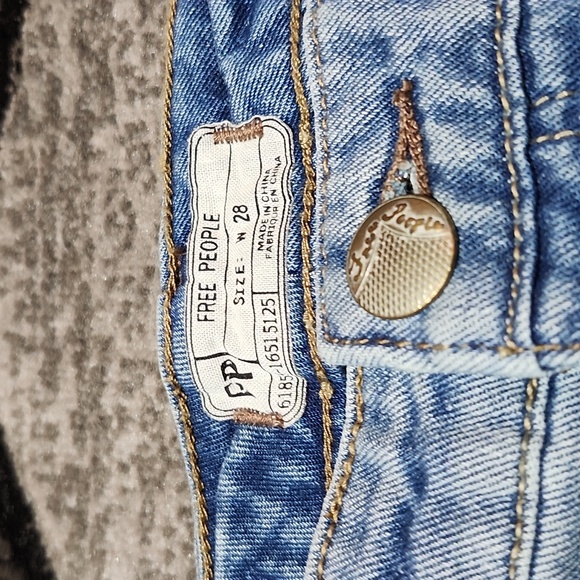 FREE PEOPLE FELTON HIGH-WAISTED DISTRESSED RAW-EDGE ZIP-FLY DENIM JEAN SHORT-NWT - Picture 5 of 12